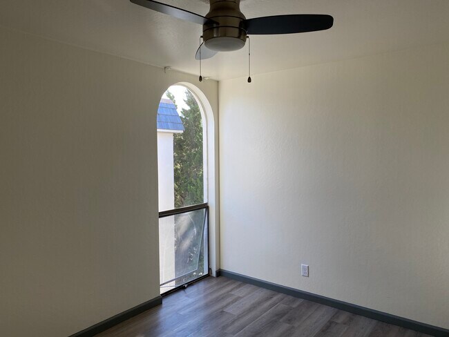 Foto del edificio - 1120 McClellan Ave