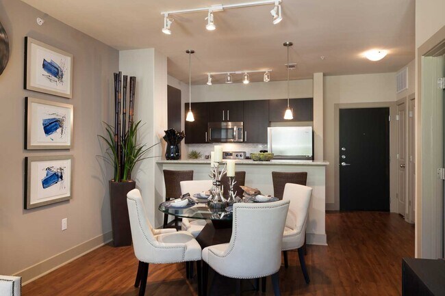 Building Photo - Luxury Living in Montrose 2/2