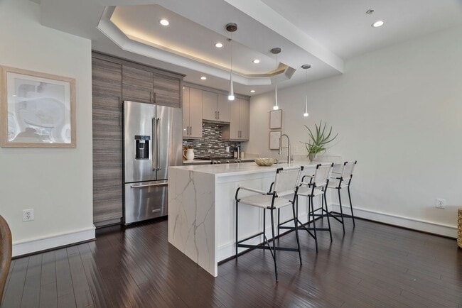 Foto del edificio - Bright One Bedroom plus Den near Metro in ...