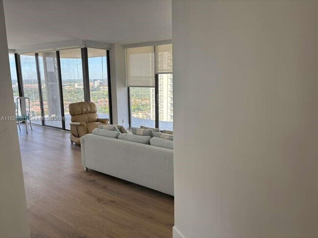 Foto del edificio - 19355 Turnberry Way