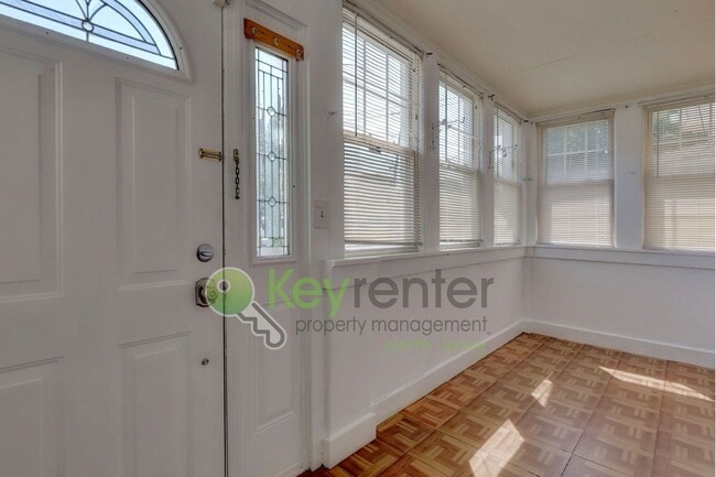 Foto del edificio - Charming 3-Bedroom Home with Finished Base...