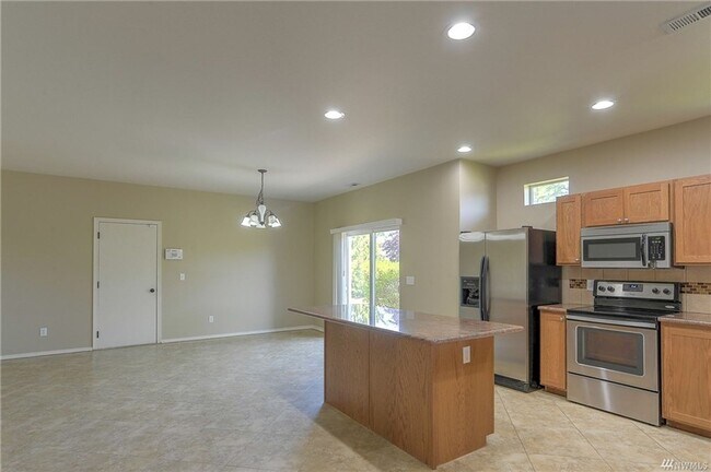 Foto del edificio - Large Lacey Four Bedroom, Corner Lot, Newl...