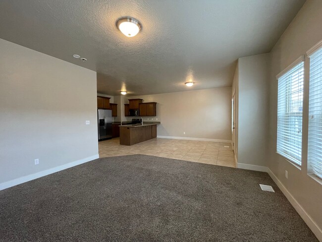 Building Photo - Huge End-Unit Townhouse in Saratoga Springs!