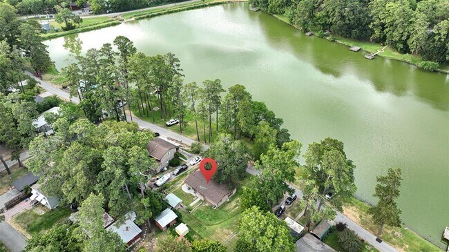 Building Photo - 1372 W Pine Lake Cir