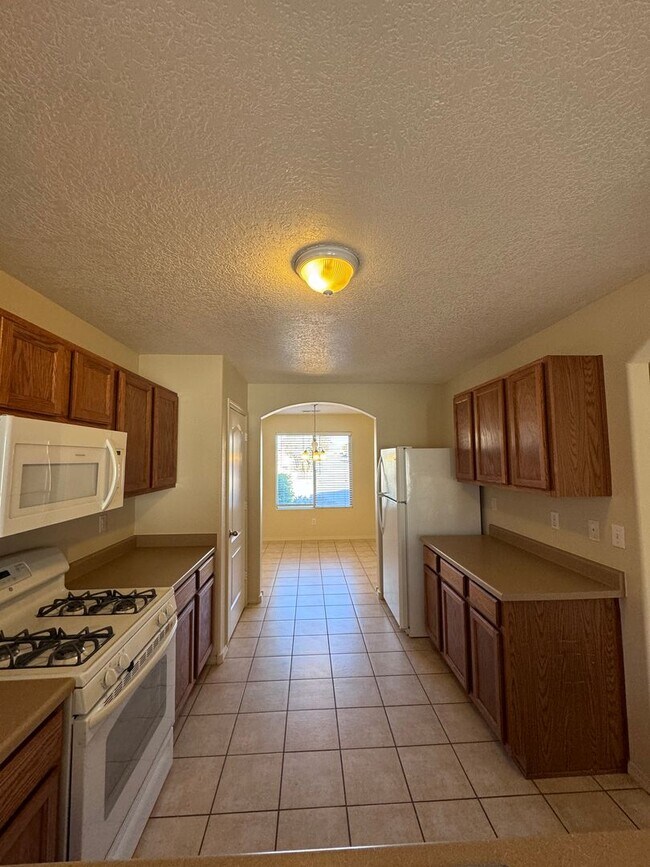 Foto del edificio - 3 bed 2.5 bath 2100 sq ft home New Carpet-...