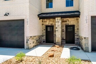Building Photo - 1540 W Long