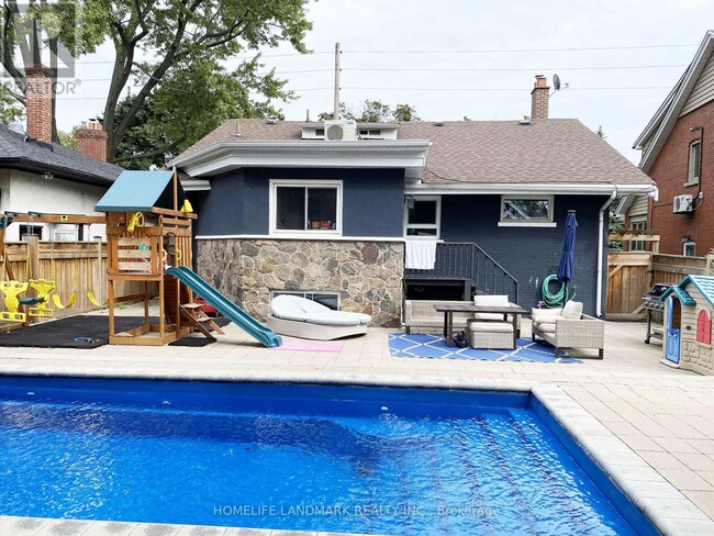 Photo du bâtiment - 2600 Lake Shore Blvd W