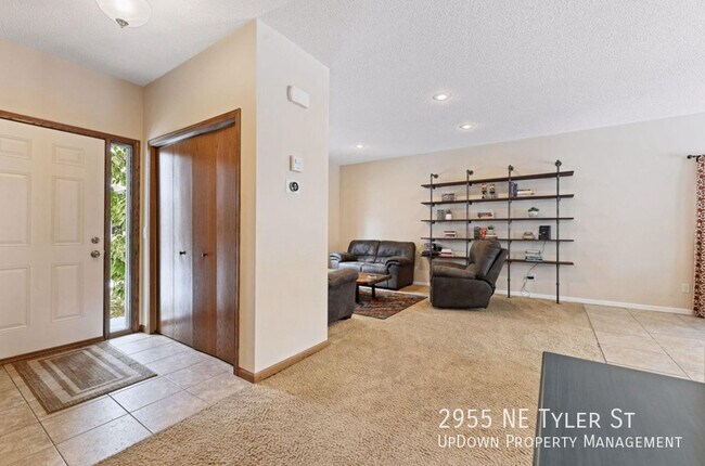 Foto del edificio - 2955 NE Tyler St
