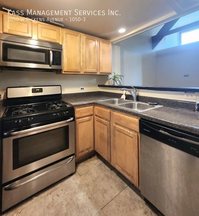 Building Photo - 1050 W Dickens Ave