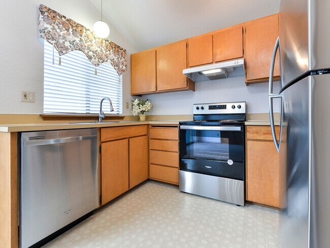 Building Photo - Application Pending - Spacious 3 bedroom 1...