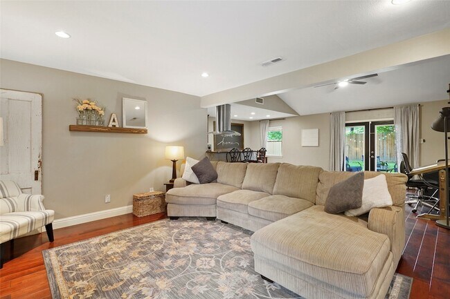 Foto del edificio - 10710 Overbrook Ln