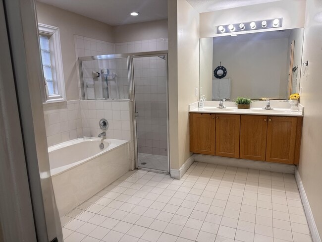 Building Photo - 5621 Azalea Cir