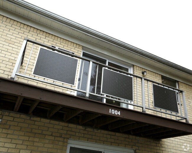 London Terrace Apartments in Old Bridge, NJ