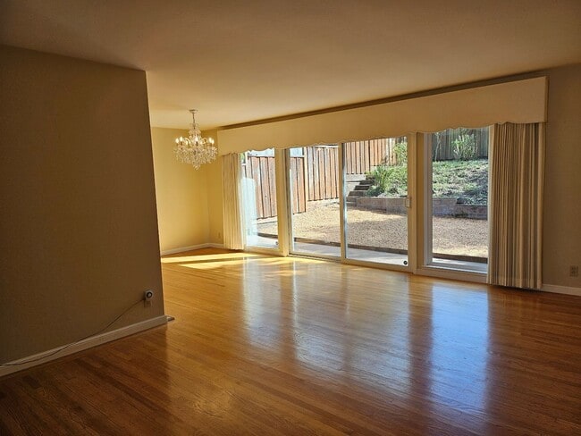 Building Photo - Gorgeous 3 bedroom 2 bath Crestmoor Home f...