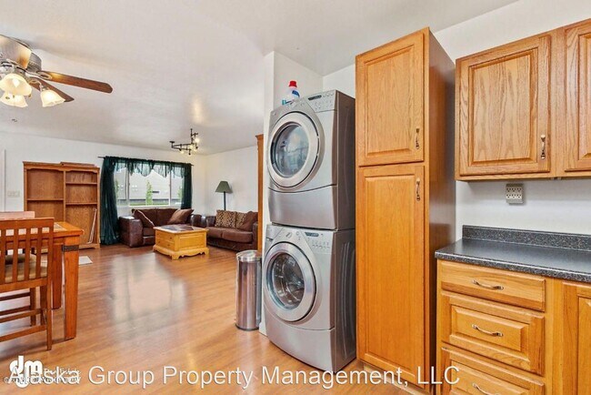 Building Photo - 2 br, 1 bath House - 227 E 12th Ave