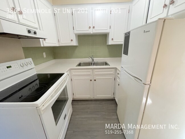 Building Photo - BRIGHT & SPACIOUS 2BEDROOM/1BATH UNIT ON S...