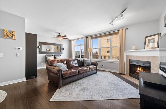 Building Photo - 2238 W Maypole Ave