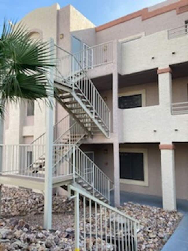 Building Photo - 2028 Mesquite Ln