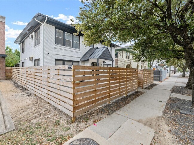 Foto del edificio - 1119 Waugh Dr