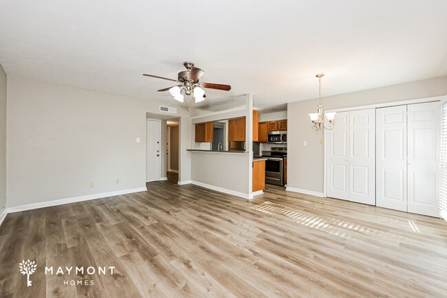 Foto del edificio - 7024 Greenview Cir S