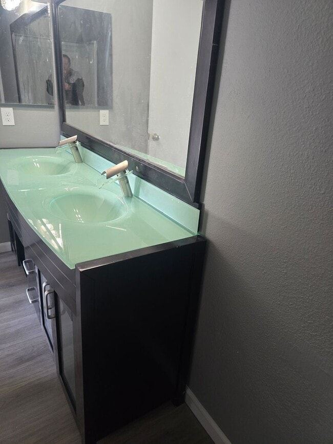 Foto del edificio - Large 1 Bed 1 Bath Condo