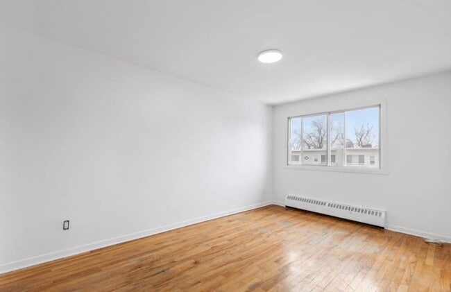 Building Photo - 9559 Av Millen