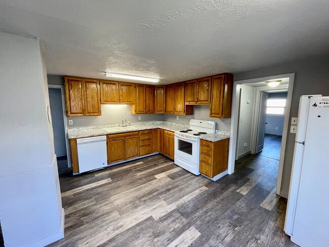 Building Photo - One-level Home in a Country Setting!