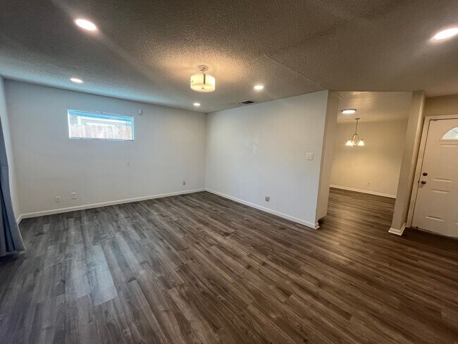 Building Photo - Cozy 4bed 2bath available in Natomas Sacra...