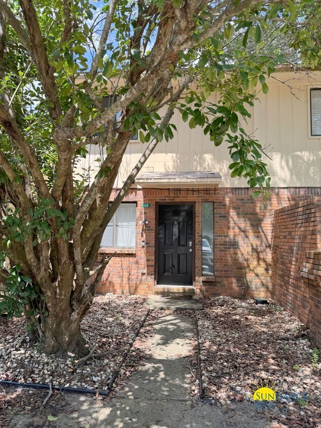 Foto principal - Charming 2 Bedroom Townhouse, great fenced...