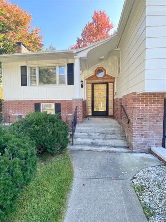 Primary Photo - 5 Bedroom Home in Essex Junction!