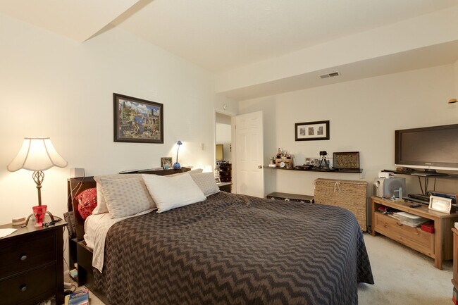 Building Photo - Fantastic large and spacious 2-bedroom Con...