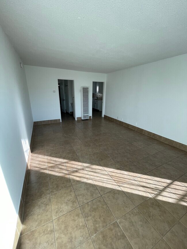 2da vista de la entrada y el espacio - 1513 S Arlington Ave