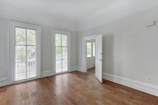 Foto del edificio - Large Two Bedroom Apartment - Lots of Hist...