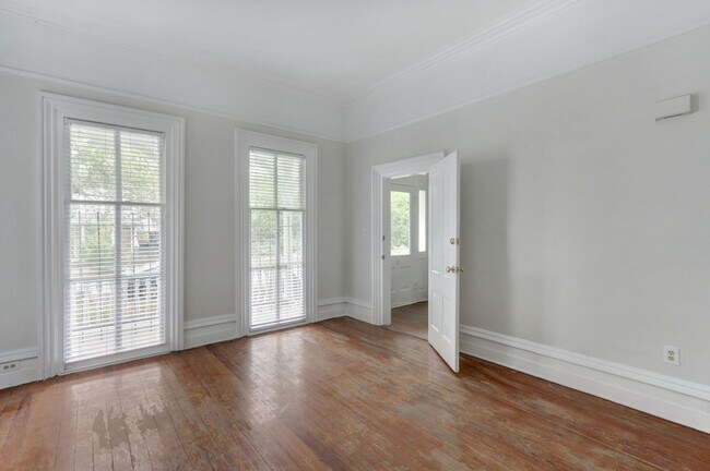 Building Photo - Large Two Bedroom Apartment - Lots of Historic Charm