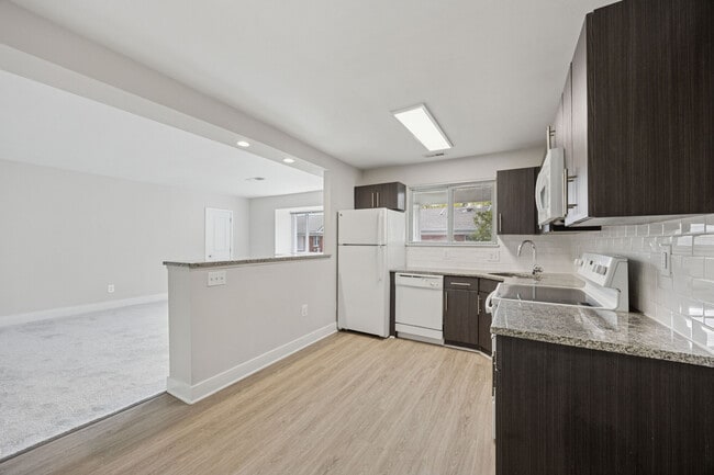 Building Photo - Knightsbridge Apartments