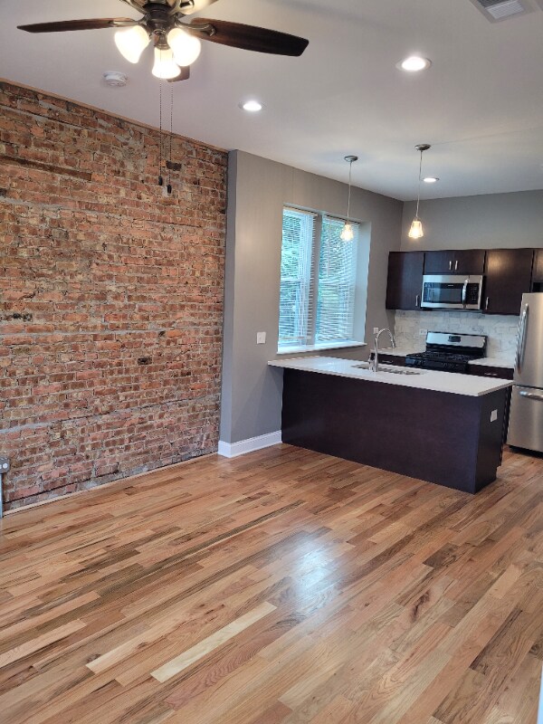 Foto del edificio - 519 W 65th Pl