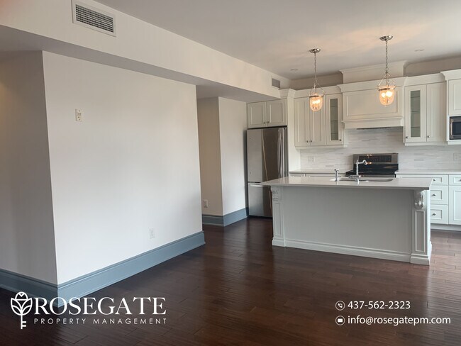 Photo du bâtiment - Spacious 3-Bedroom, 3-Bathroom Hamilton Apartment with Parking & Private Balcony