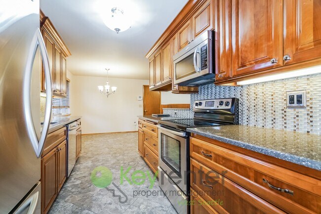 Foto del edificio - Live Comfortably in This 3-Bedroom with St...