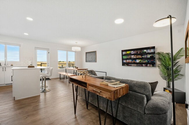 Photo du bâtiment - 1430 Aster Way NW