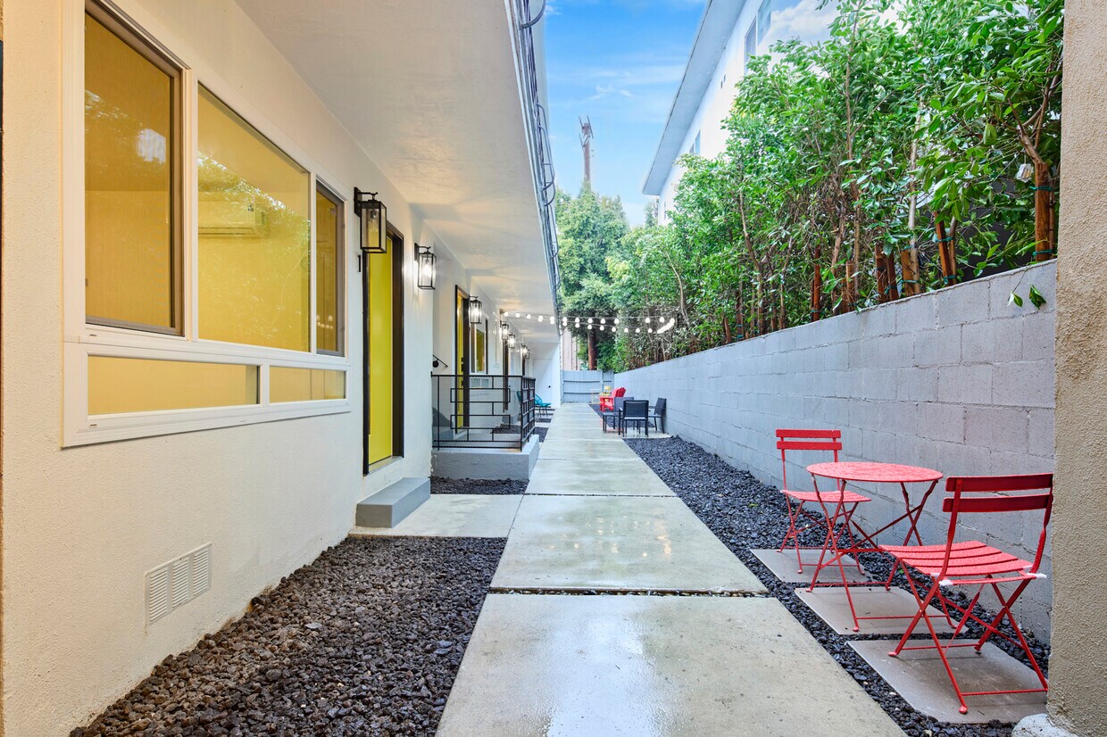 Foto principal - 1047 N Sierra Bonita Ave