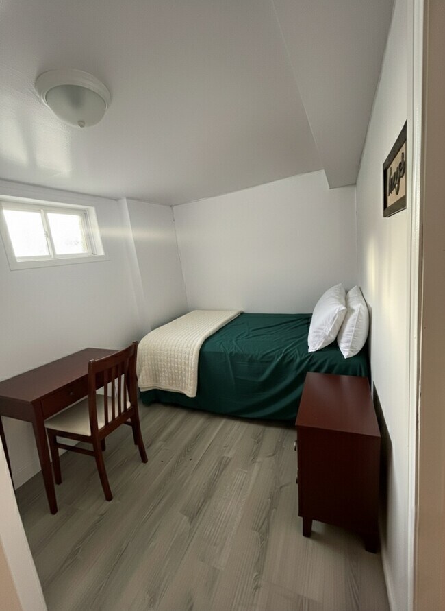 Habitación con cama si se necesita, sin costo. - 1114 E 35th St