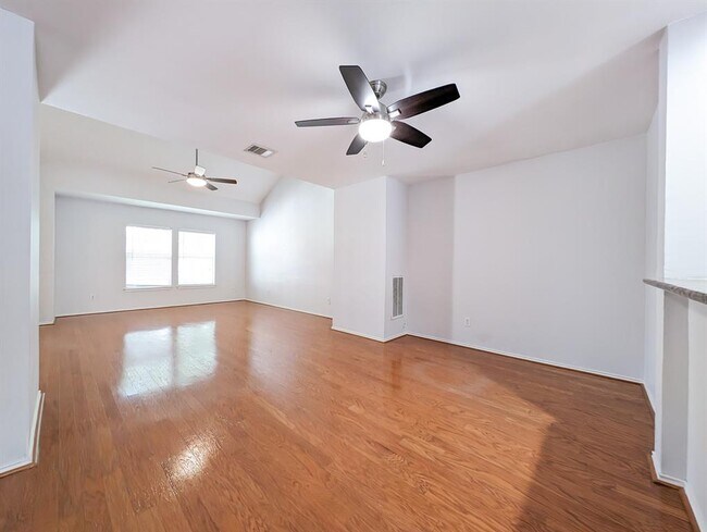 Foto del edificio - 1131 W 24th St
