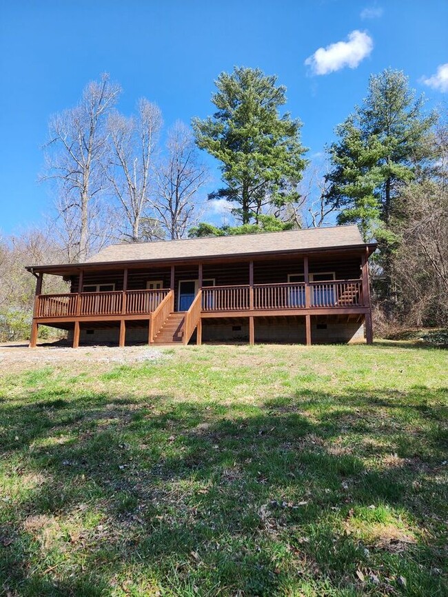 Foto del edificio - LOCATION! Black Mountain Log Cabin with a ...