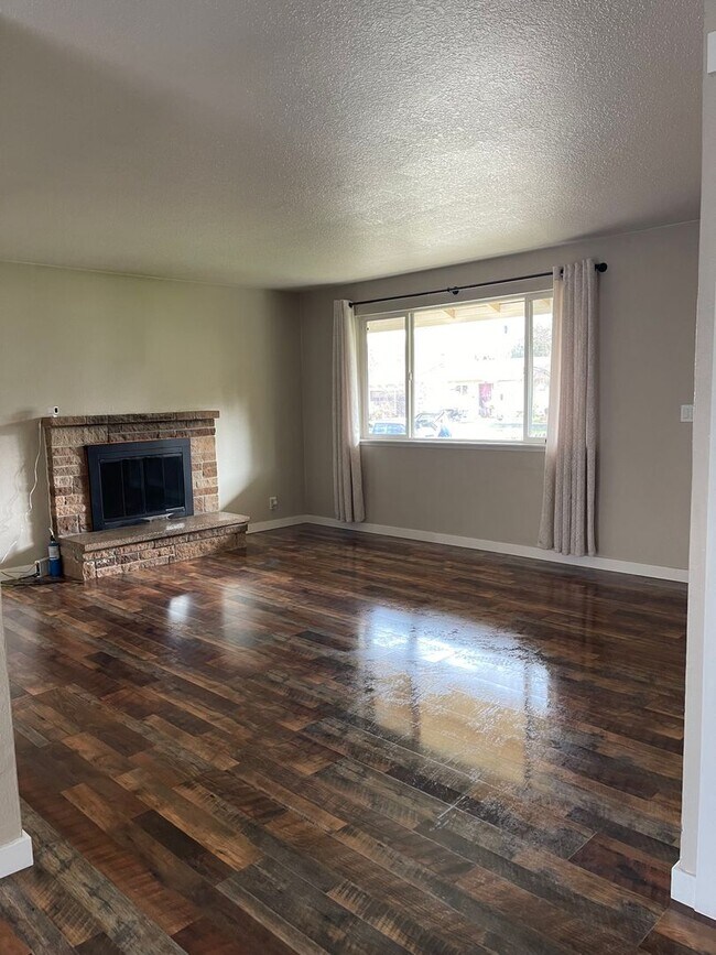 Beautifully Updated Single Level House - B... - Beautifully Updated Single Level House - B...