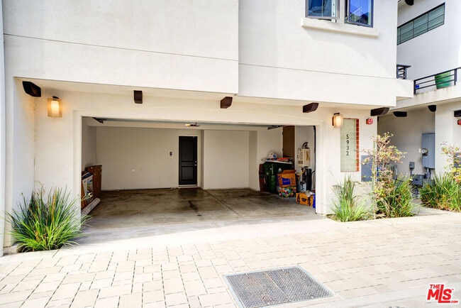 Building Photo - 5932 W Luna Park