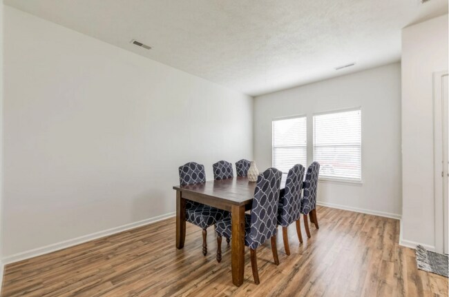 Foto del edificio - 4 Bedroom, Two Story House in Avalon Bluff...