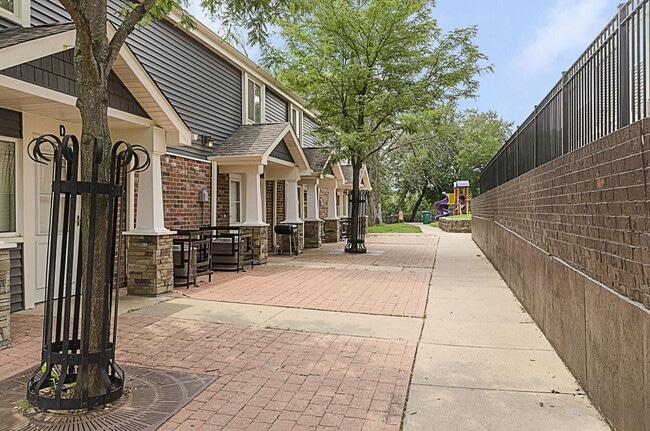 Building Photo - Fox River Townhomes