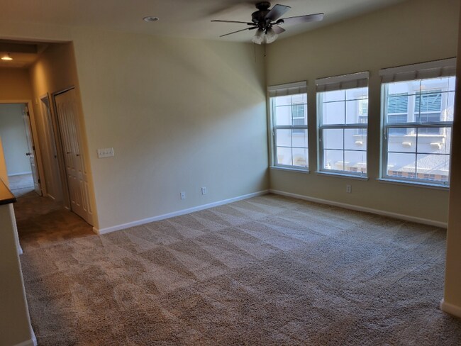 Building Photo - 3301 N Park Dr