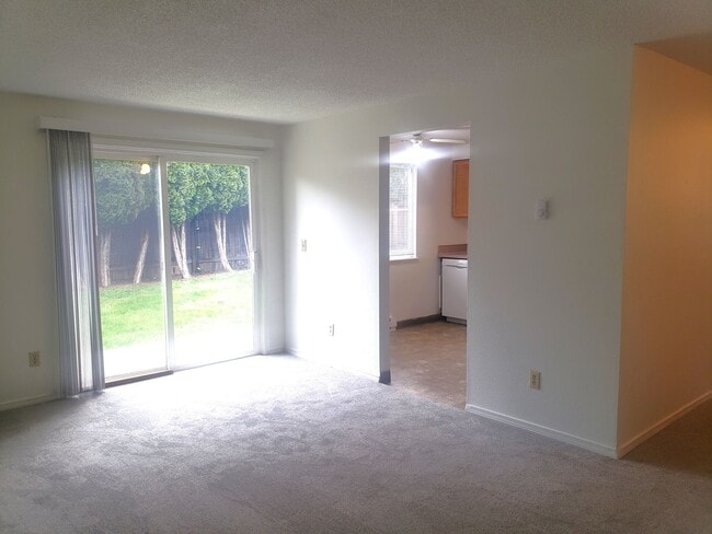 Building Photo - Great duplex in Gresham! rentalsc21.com