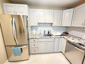 Building Photo - 6281 Bay Club Dr